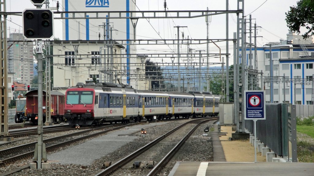Ein 4-teiliger NPZ mit dem RBDe 560 036-6  Andelfingen  verlsst am 20.08.10 Aarburg-Oftringen via Langenthal.