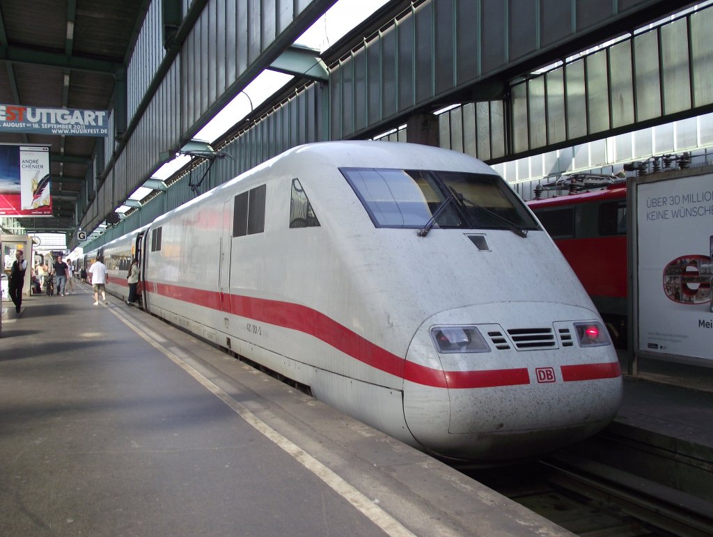 Ein 401er steht am 23. August 2011 als ICE 1090 nach Berlin Sdkreuz im Stuttgarter Hbf.