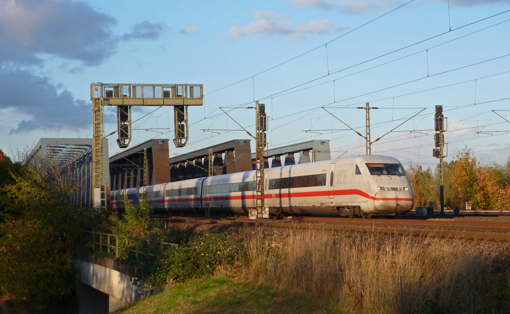 Ein 402 am 27.10.2012 bei den hamburger Sderelbbrcken.