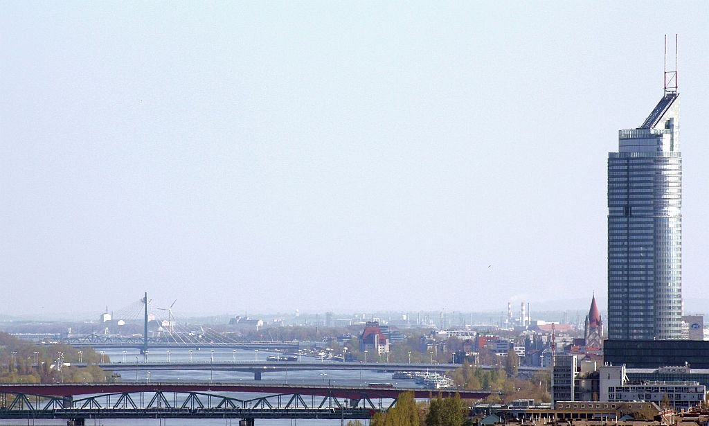 Ein 4020 Tandem bei der berquerung der Donaubrcke. 17.4.10