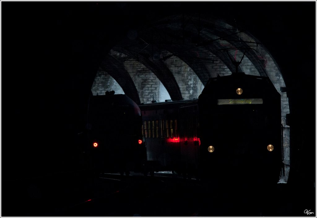 Ein 4020er und ein railjet treffen sich im Weinzettelwandtunnel.
Breitenstein 1.12.2012