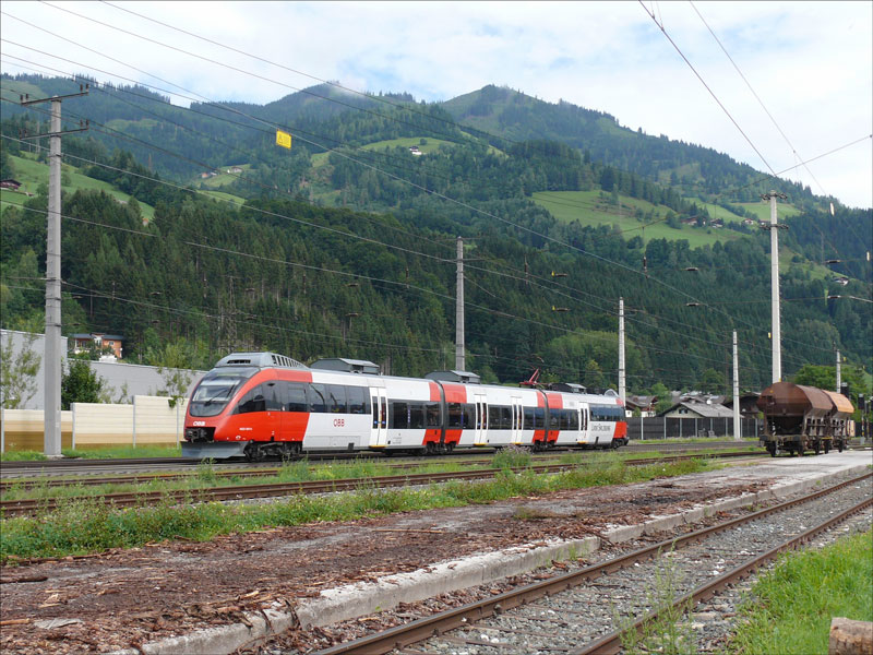 Ein 4023 als S3 nach Freilassing bei Ausfahrt aus St. Johann im Pongau, 29.7.2010 
