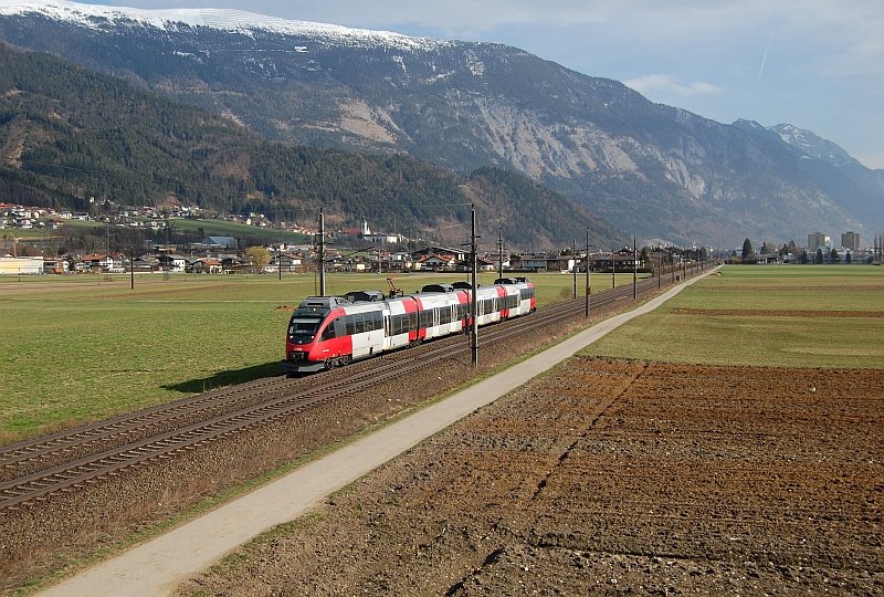 Ein 4024 als S 1 Kufstein - Telfs-Pfaffenhofen am 26.03.2010 bei Schwaz