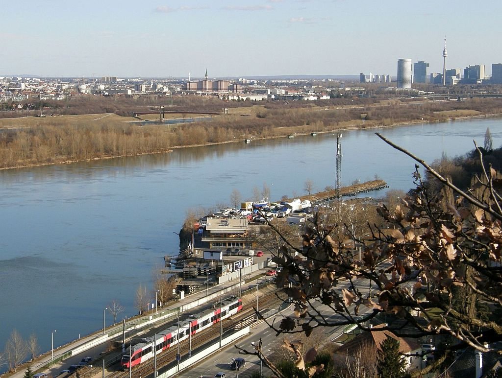 Ein 4024 passiert als S40 das Wiener Kahlenbergerdorf. 27.2.10 