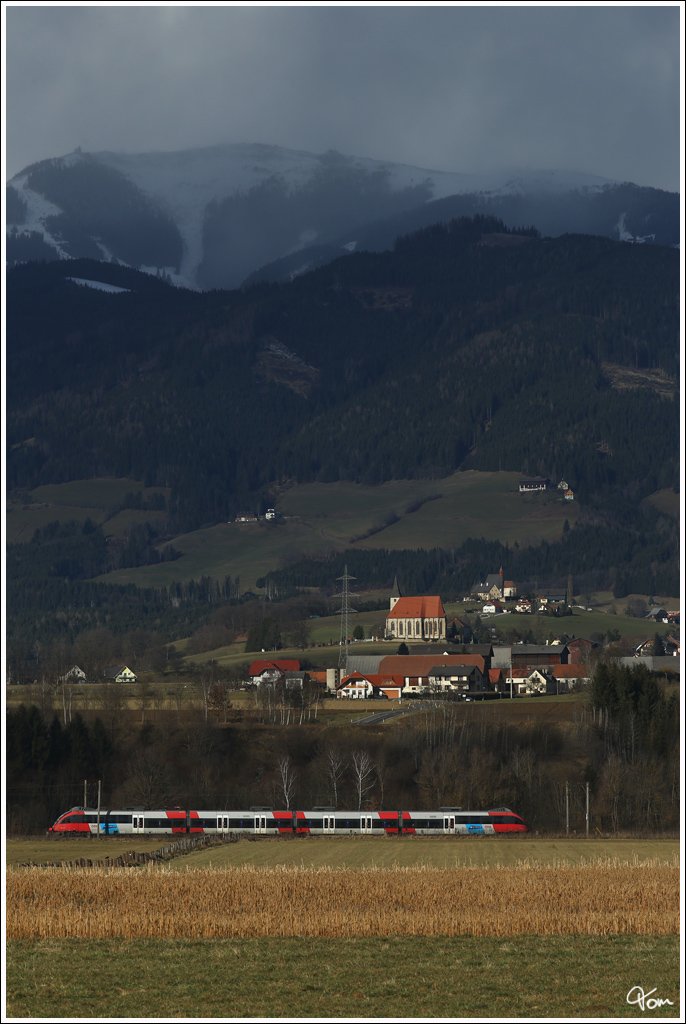 Ein 4024 Talent fhrt als R 1704 von Friesach nach Mrzzuschlag. Im Hintergrund die Kirchen von St. Marein bei Knittelfeld, dahinter St. Martha und links oben Maria Schnee.  
St.Lorenzen bei Knittelfeld 5.1.2013