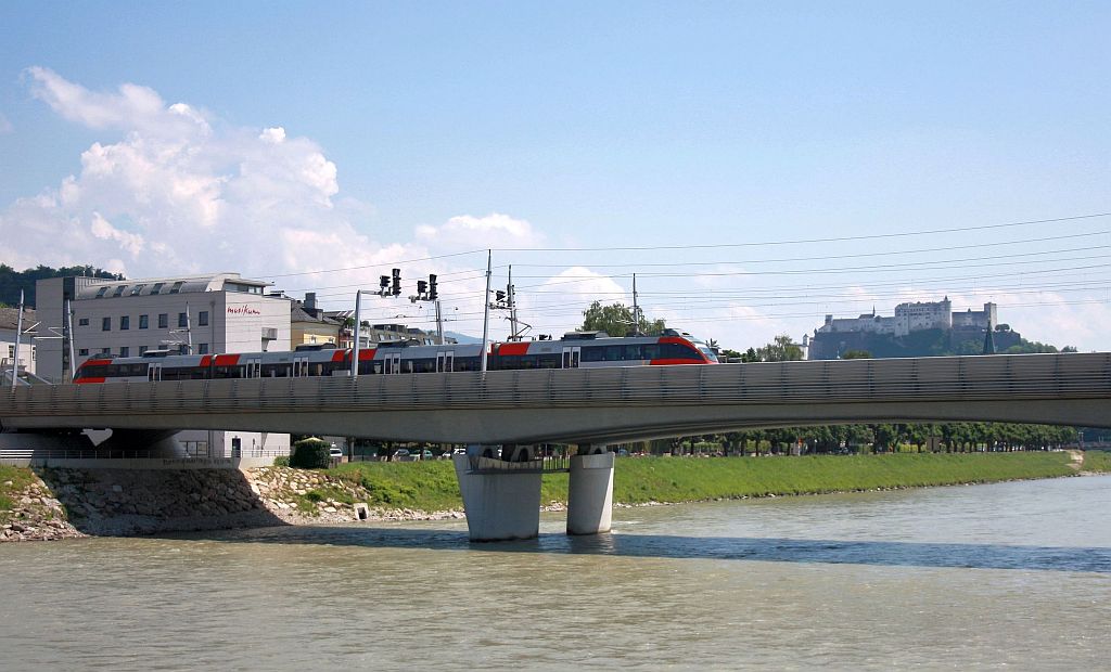 Ein 4024 berquert als S3 nach Schwarzach-St.Veit die Salzachbrcke. 20.7.10