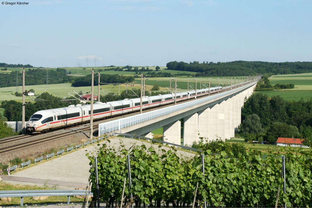 Ein 403er-doppel als ICE 516 (Mnchen-Dortmund) berquert die Talbrcke Enzweihingen und wird gleich darauf im Marksteintunnel verschwinden. Aufgenommen am 01.07.2013.