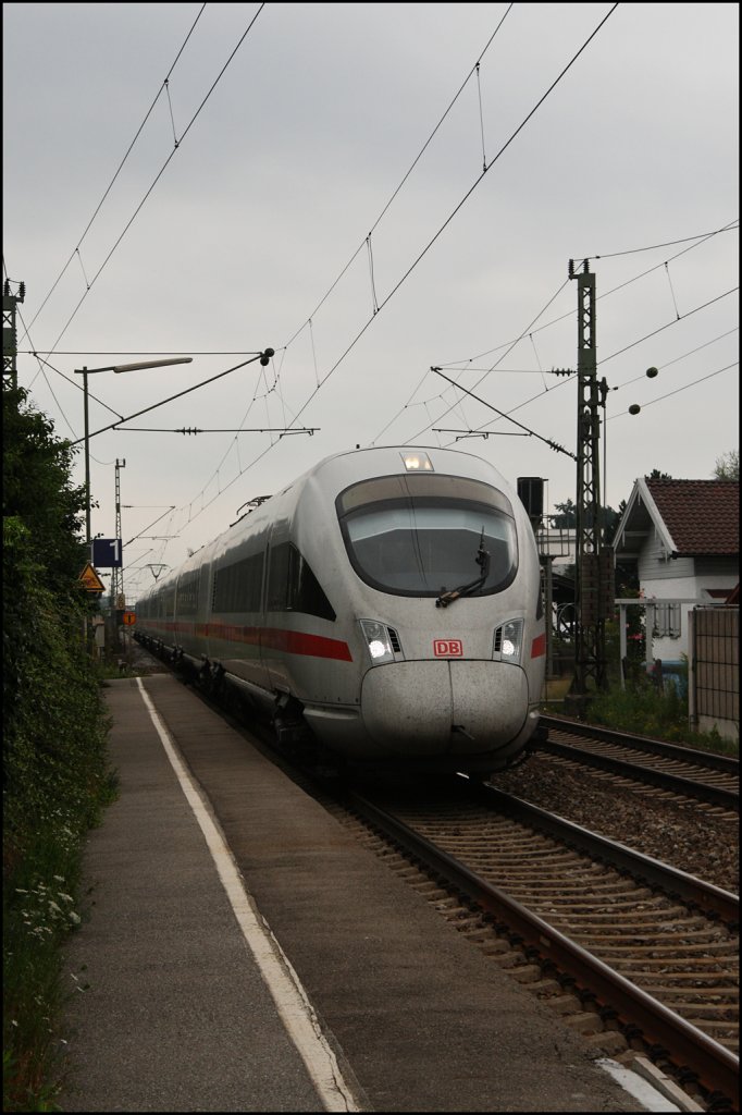 Ein 411er ist als ICE 560  St.Anton am Arlberg , Wien West - Bregenz, durch das Inntal unterwegs. Aufgenommen am 10.08.2009 in Pfrauendorf(Inn).