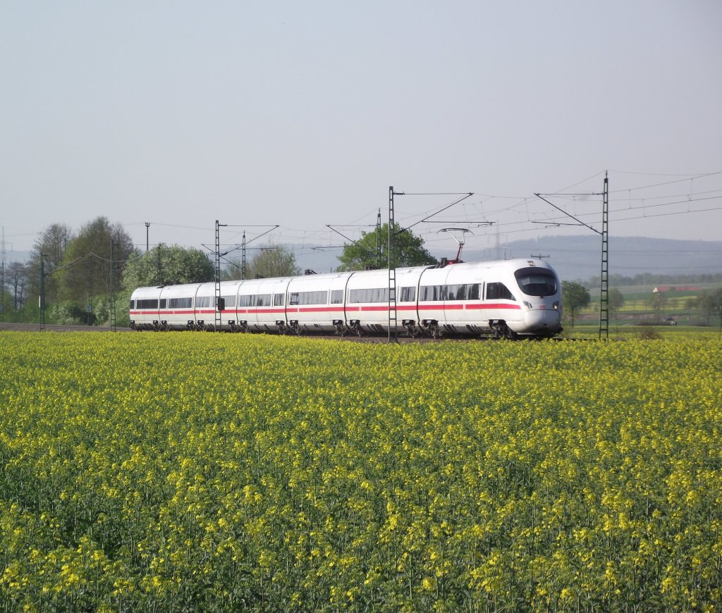 Ein 411er ist am 24. April 2011 als ICE 1613 auf der Frankenwaldbahn bei Kronach unterwegs.