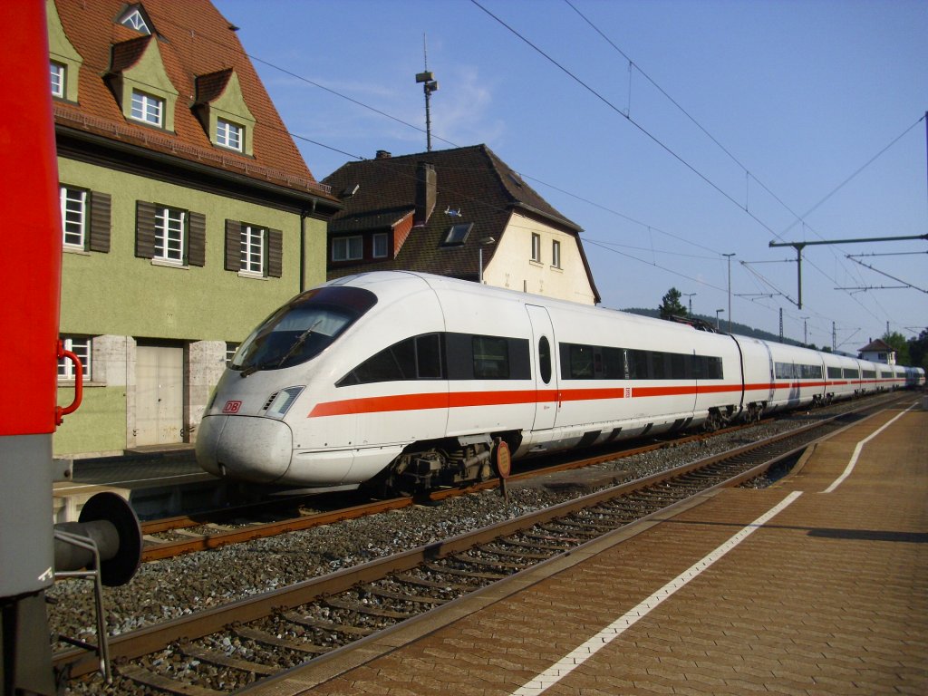 Ein 411er durchfhrt am 15. Juli 2010 den Kronacher Bahnhof ber Gleis 1 und berholt hier eine 143 mit einer Regionalbahn.