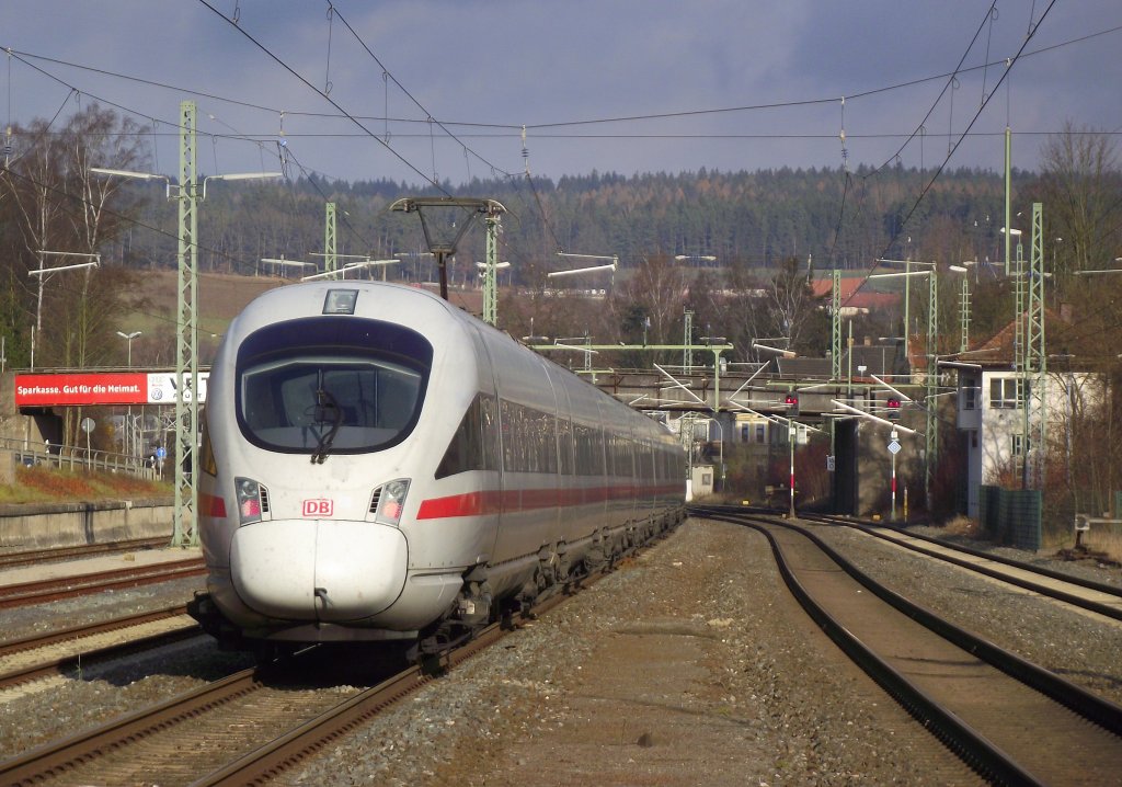 Ein 411er durchfhrt am 27. November 2011 den Kronacher Bahnhof ber Gleis 3 in Richtung Saalfeld.