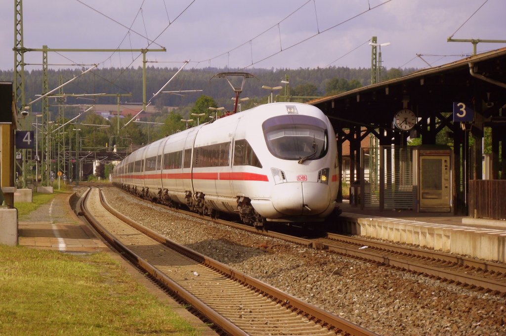 Ein 411er durchfhrt am 29. Juli 2011 den Kronacher Bahnhof ber Gleis 3.