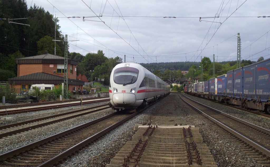 Ein 411er durchfhrt am 7. September 2011 den Kronacher Bahnhof Richtung Lichtenfels.