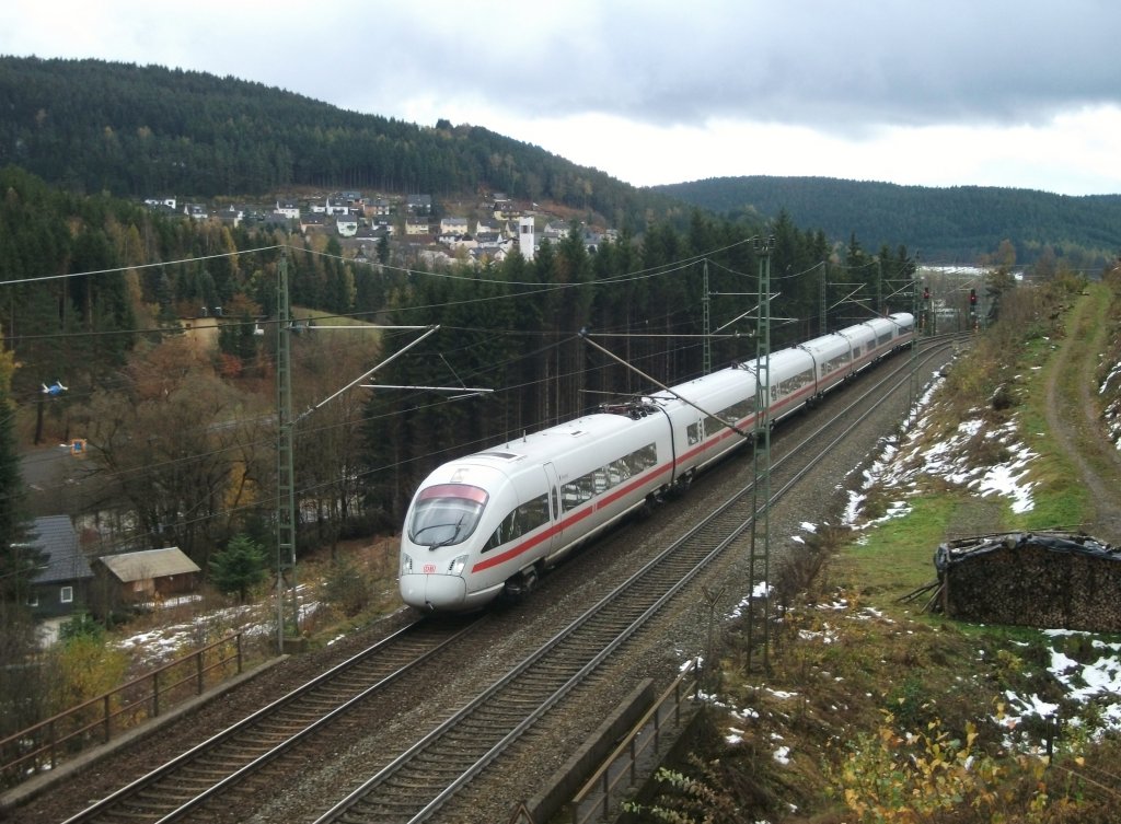 Ein 411er mit dem Namen  R�dental  ist am 02.November 2012 als ICE 108 bei Ludwigsstadt Richtung Saalfeld unterwegs.