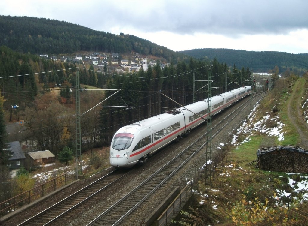 Ein 411er mit dem Namen  Rdental  ist am 02.November 2012 als ICE 108 bei Ludwigsstadt Richtung Saalfeld unterwegs.