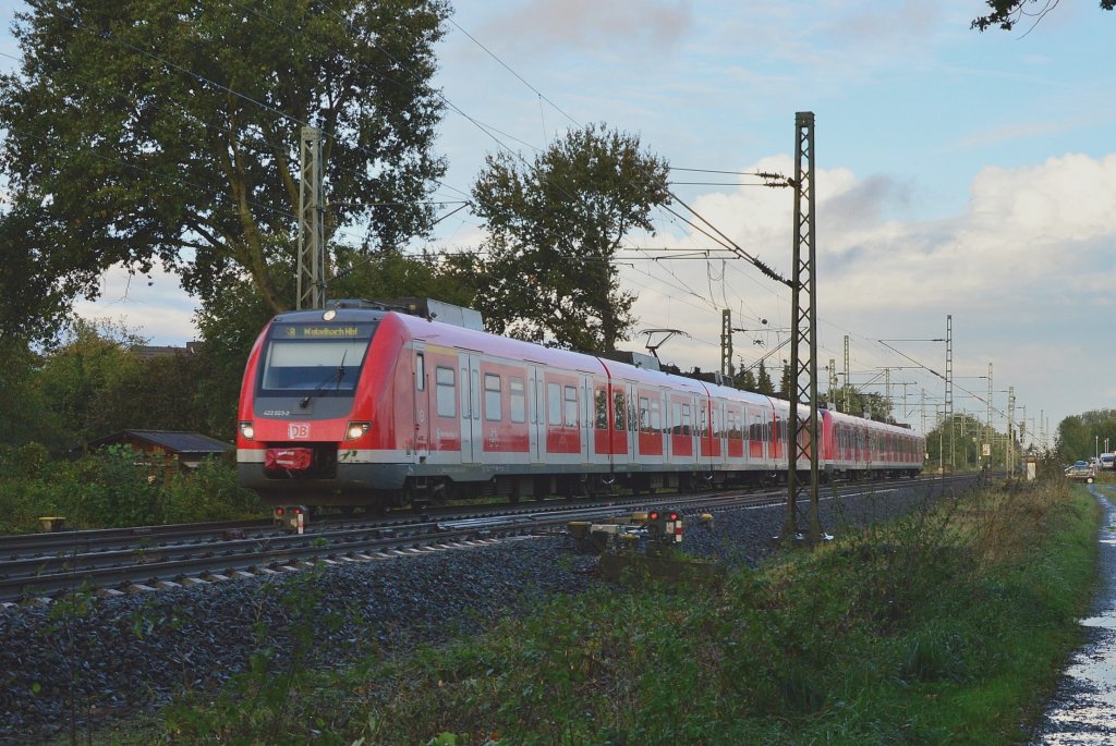 Ein von 422 023-5 fhrt einen S8 Zug aus dem Bahnhof Kleinenbroich in Richtung Mnchengladbach am Abend des 5. Oktober 2012