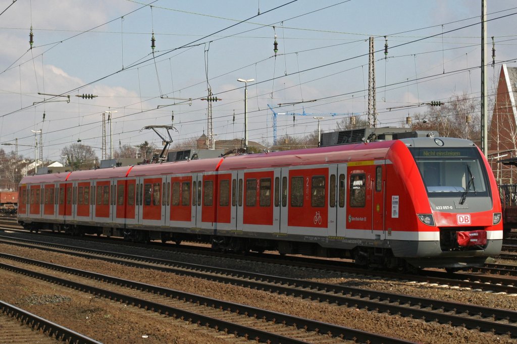 Ein 422 auf einer Gterzugstrecke!422 057 fhrt am 6.3.10 durch Dsseldorf-Rath.Der Zug wechselte wenig spter auf die S6 Linie