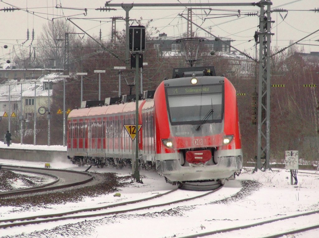 Ein 422 verlsst am 10.01.2010 den Hp Bochum-Ehrenfeld auf der S1 in Richtung Solingen.