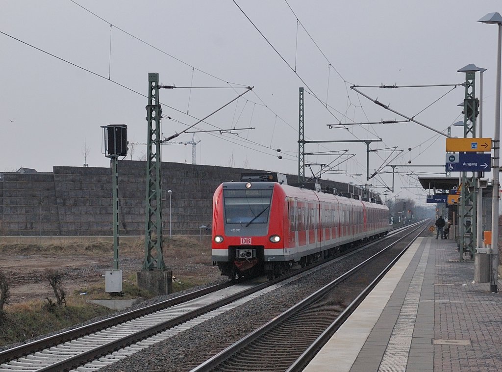 Ein vom 423 763 gefhrter S11-Zug verlsst gerade den HP Allerheiligen in Richtung Bergisch Gladbach, nchster Halt ist Nievenheim. 22.3.2013