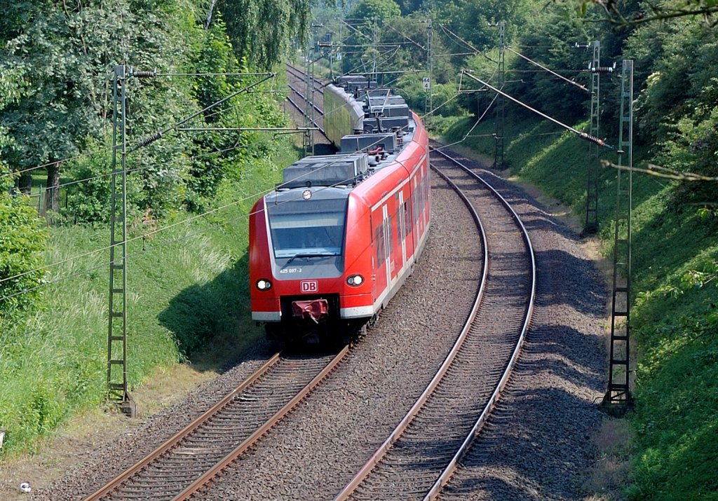 Ein von 425 037-3 gefhrter RE8 Zug aus Hochneukirch kommend hier in Gdderath an der Marie-Juchacz.Strae in Richtung Rheydt vorbergefahren. 8.6.2013
