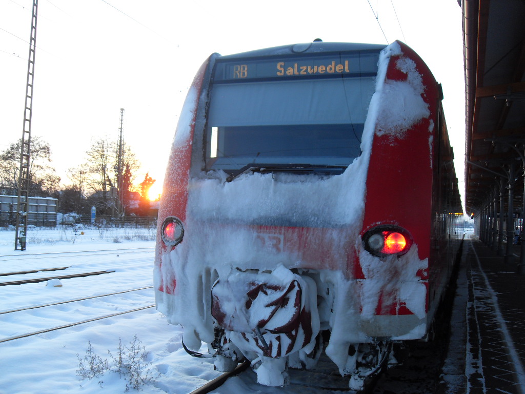 Ein 425 der aus Salzwedel kam fuhr wenig sp�ter wieder nach Salzwedel 
Am 02.01.2010 in Stendal.