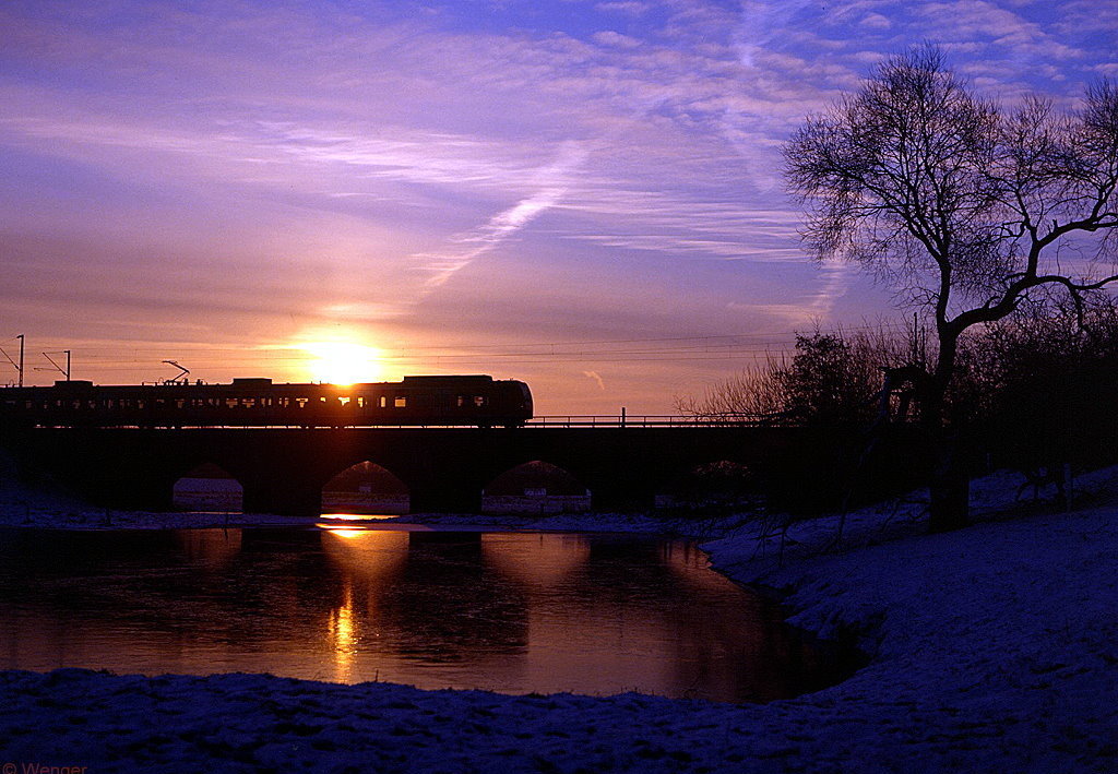Ein 425 vor der aufgehenden Sonne berquert die Ruhrwiesen bei Duisburg Kaiserberg, 01.02.2003.