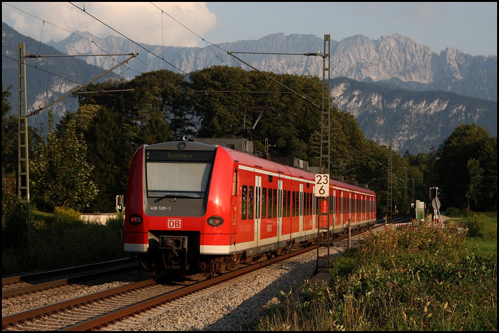 Ein 425er und 426 535/035 sind als RE 30107 nach Kufstein unterwegs. (07.08.2009)