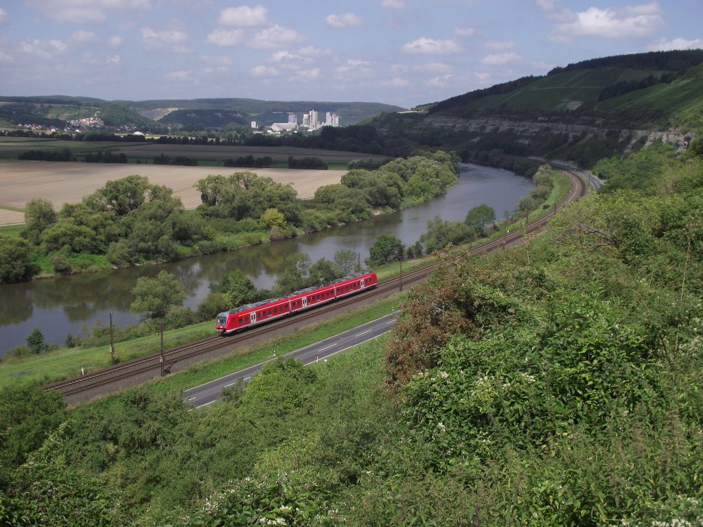 Ein 440er ist am 2. August 2011 als RB nach Wrzburg Hbf bei Karlstadt am Main unterwegs.