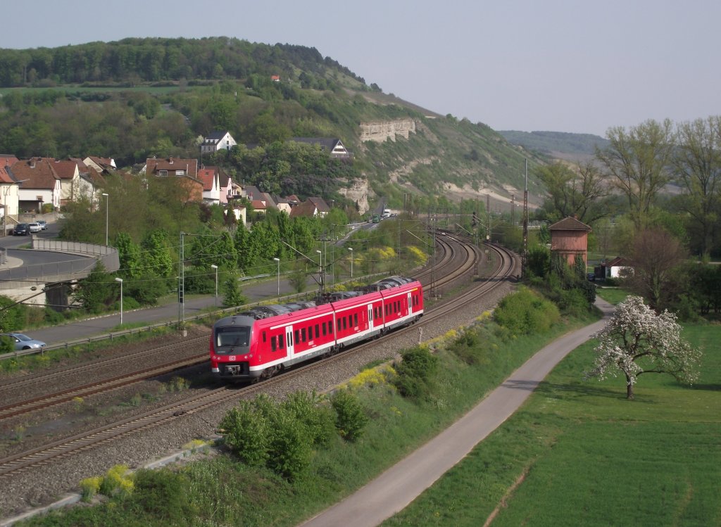 Ein 440er ist am 21. April 2011 als Regionalbahn nach Bamberg bei Retzbach unterwegs.