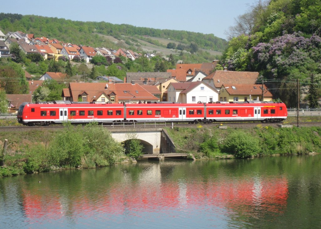 Ein 440er ist am 23.April 2011 als RB 58034 nach Gemnden(Main) bei Retzbach unterwegs.