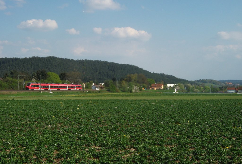 Ein 442er durchf�hrt am 05. Mai 2013, als RE 4990 nach Jena, Gundelsdorf Richtung Saalfeld.