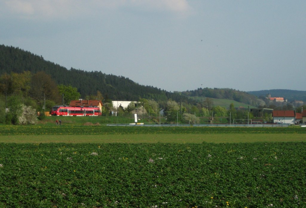 Ein 442er steht am 05. Mai 2013 als RB 59365 nach Kronach in Gundelsdorf.