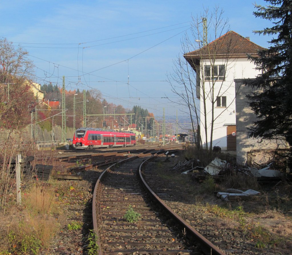 Ein 442er verlsst am 14. November 2012 als RB nach Bamberg den Bahnhof Kronach. Im Vordergrund das Gleis der KBS 829 nach Nordhalben.
