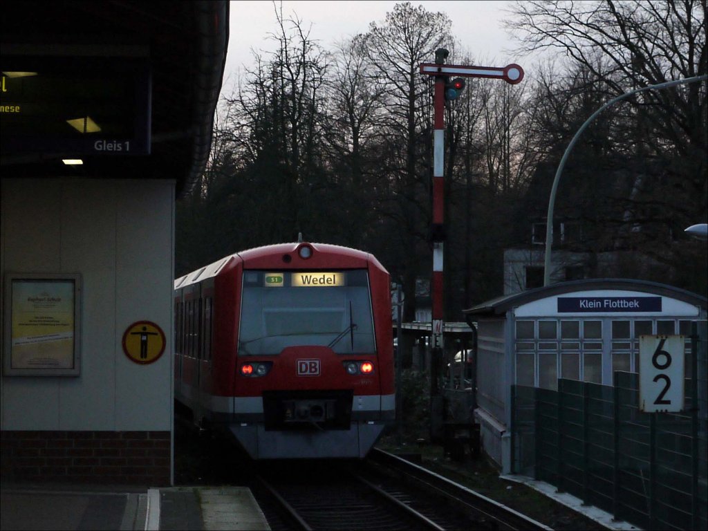 Ein 474 als S1 ber Blankenese nach Wedel bei Ausfahrt aus Klein Flottbek; Hamburg, 14.01.2012
