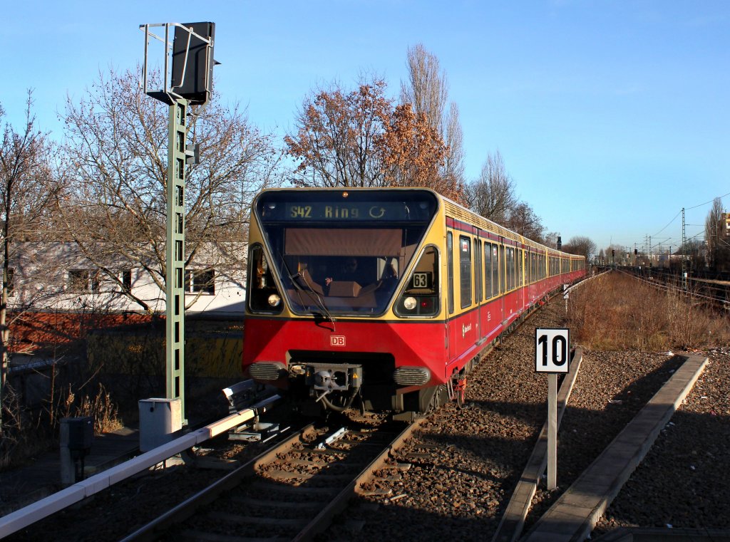 Ein 480  als S42 am 28.12.2012 bei der Einfahrt in Berlin-Jungfernheide.