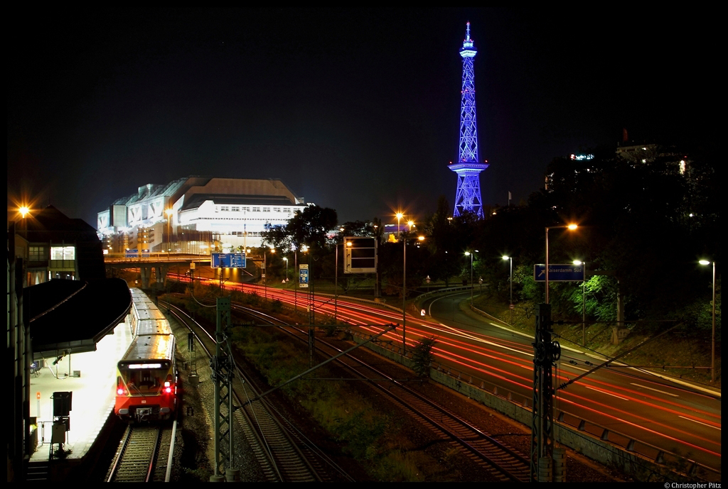 Ein 480er hlt am 20.10.2012 an der Station Messe Nord/ICC. Der Funkturm wurde zum Festival of Lights blau angestrahlt. Bei dem Gebude links (das gewisse hnlichkeit mit dem Sarkophag von Tschernobyl besitzt) handelt es sich um das Internationale Congress Centrum (ICC).