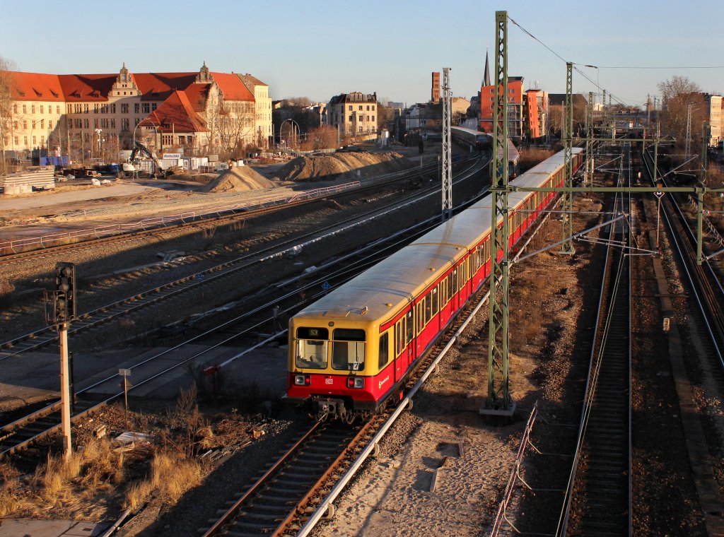 Ein 485 als S3 am 28.12.2012 bei der Ausfahrt aus Berlin-Ostkreuz.
