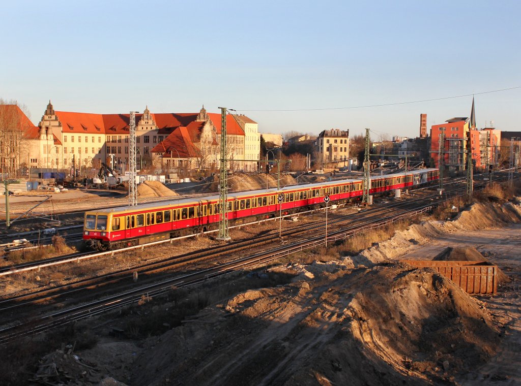 Ein 485 als S3 am 28.12.2012 bei der Einfahrt in Berlin-Ostkreuz.