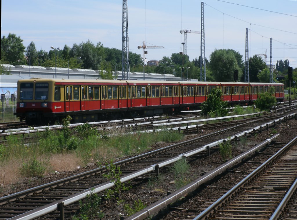 Ein 485-Triebwagen,von der Berliner S-Bahn,am 16.Juni 2011,bei der Einfahrt in den Bahnhof Berlin Warschauer Strae.