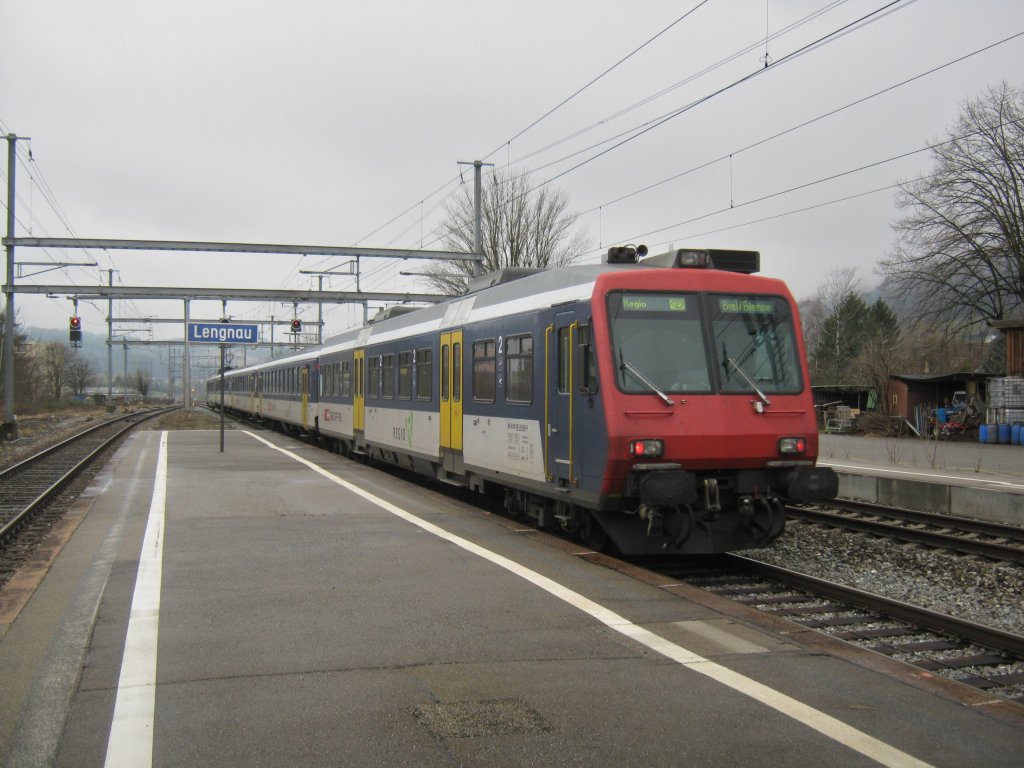 Ein 5-teiliger S-Bahn Basel NPZ als Regio 7148 bei Ausfahrt in Lengnau. Da in Basel durch die fortlaufende Ablieferung der RABe 522 (Flirt France) die letzten NPZ berflssig werden, sind sie immer mehr in der brigen Schweiz anzutreffen. Aktuell sind drei RBDe 562 in Biel stationiert, einer fr die Linie Biel-Neuchatel, einer als TGV Zubringer Bern-Frasne und einer als Reserve. Die restlichen sind noch als Zusatz S-Bahn Basel im Einsatz. Im Bild ist der Reserve Pendel (mit dem RBDe 562 001), im Einsatz als Domino-Ersatz auf der Line Biel-Olten, 25.01.2012. 