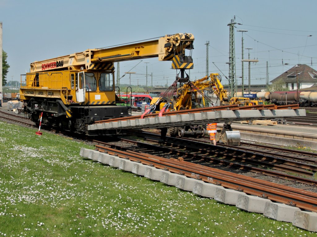 Ein 50 to. Schienenkran der Firma Schweerbau am 22.04.2011 beim anheben eines Weichenteils in Aachen West.