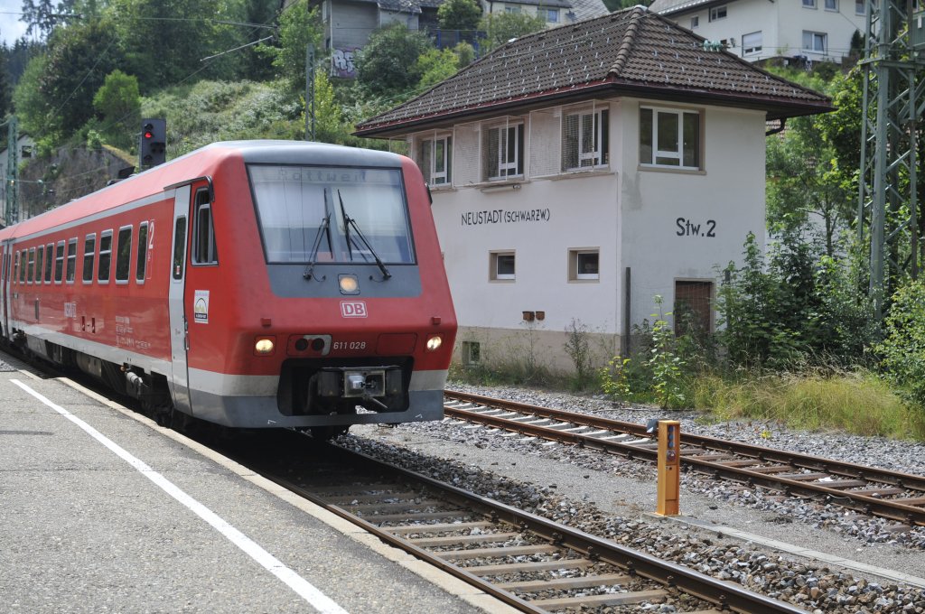 Ein 611 028 fhrt an Stw 2 von Neustadt (Schwarzw) vorbei, mit RB nach Rottweil am 04.08 2011.