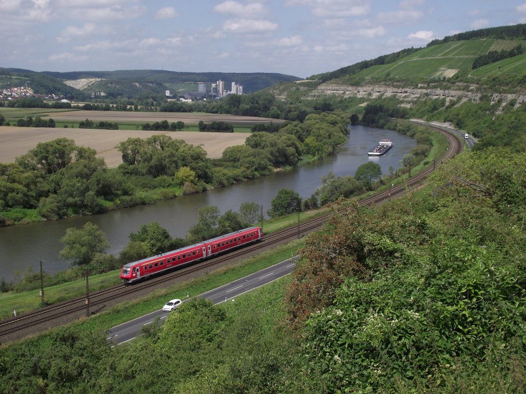 Ein 611er ist am 2. August 2011 als berfhrung von Kassel nach Ulm bei Karlstadt am Main unterwegs.