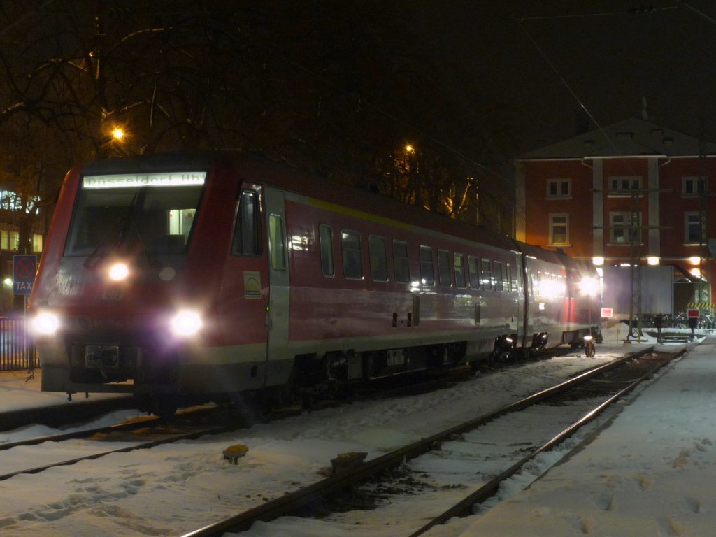 Ein 611er hat Groes vor - 611 010 mit Zugzielanzeige  Dsseldorf Hbf  whrend der Innenreinigung in Singen(Htw). 21.12.09