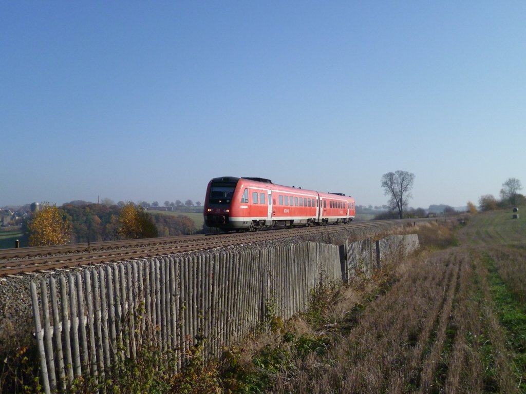  Ein 612er bei der Durchfahrt in Ruppertsgrn/V. am 08.11.11.



