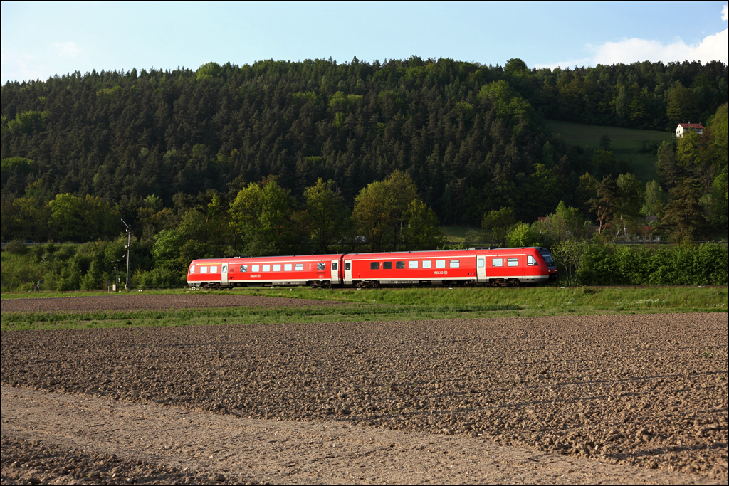 Ein 612er ist bei Harsdorf als RE 3033 von Wrzburg Hbf nach Bayreuth Hbf unterwegs. (22.05.2010)