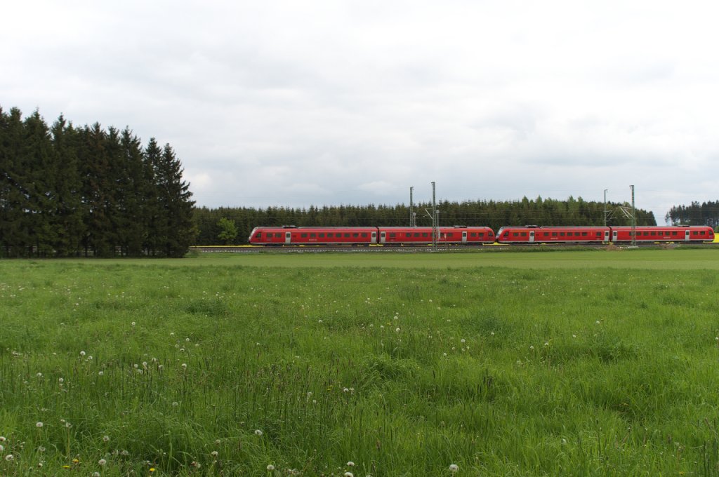 Ein 612er Doppel ist als IRE Nrnberg - Dresden im Vogtland unterwegs. Zwischen Hof und Plauen wechseln sich Wiesen und Wlder ab.
23.05.2015 Bahnstrecke 6362 Leipzig - Hof bei Reuth