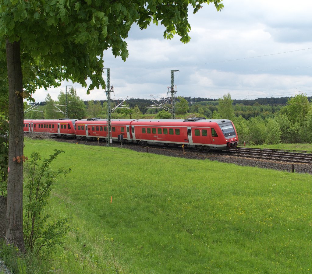 Ein 612er Doppel ist als RE Hof - Dresden bei Reuth im Vogtland unterwegs.
Bis Ende des Sommerfahrplans soll der Fahrdraht unter Spannung stehen und die Tage der 612er im Vogtland neigen sich dem Ende entgegen.
23.05.2013 - Bahnstrecke 6362 Leipzig - Hof