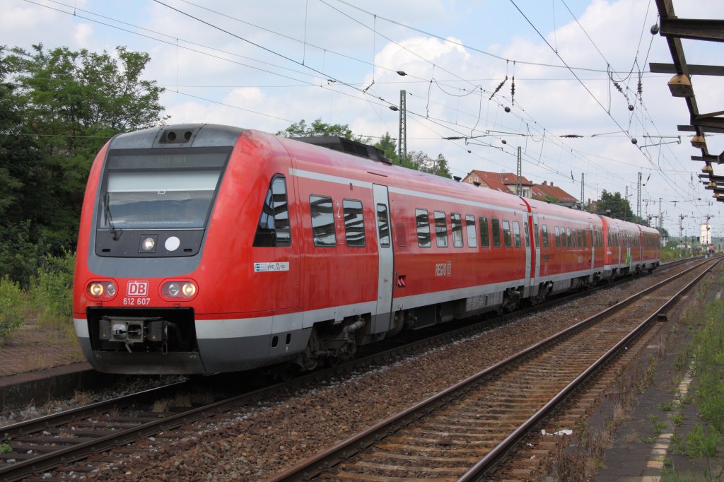 Ein 612er Duo mit 612 607 an der Spitze als RE von Leipzig nach Hof bei der Einfahrt in den Bahnhof Altenburg. Fotografiert am 26.06.2010. 