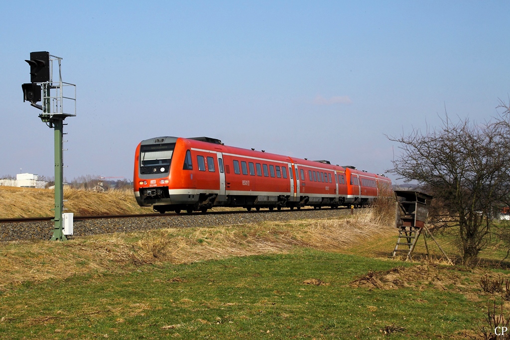 Ein 612er-Duo rollt am 27.03.2011 mit 612 100 an der Spitze durch die weiten Felder bei Nbdenitz.